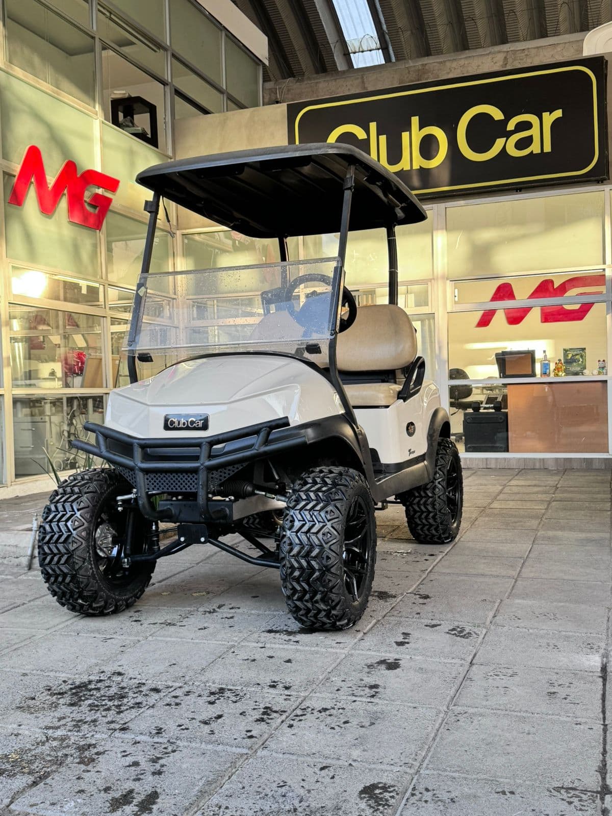 Club Car Tempo Lifted · Beige · 2 plazas
